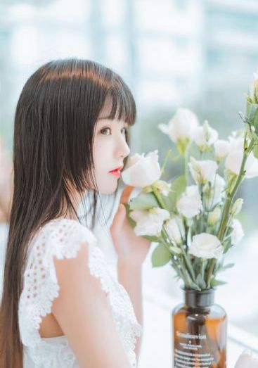 女人脱袜子露腿的行为_4K在线观看